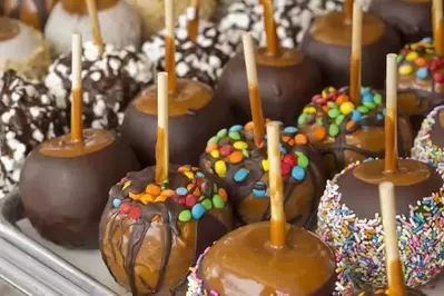 Delicious caramel apples with chocolate.