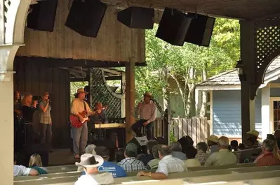 Live music at Dollywood.