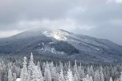 Snow covered mountain during the best time to visit Gatlinburg TN in the winter.