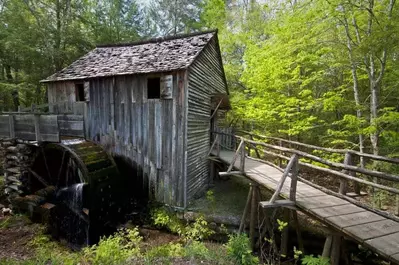 historic cabin in the Smoky Mountains