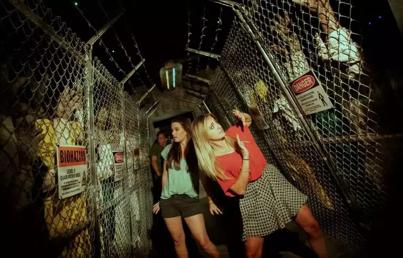 photo_obpf_obmb_girlsinbiohazardquarantinearea2