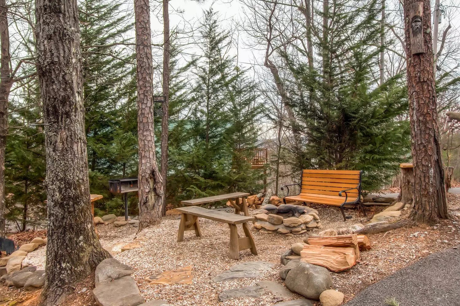 Fire pit with plenty of seating to relax outdoors