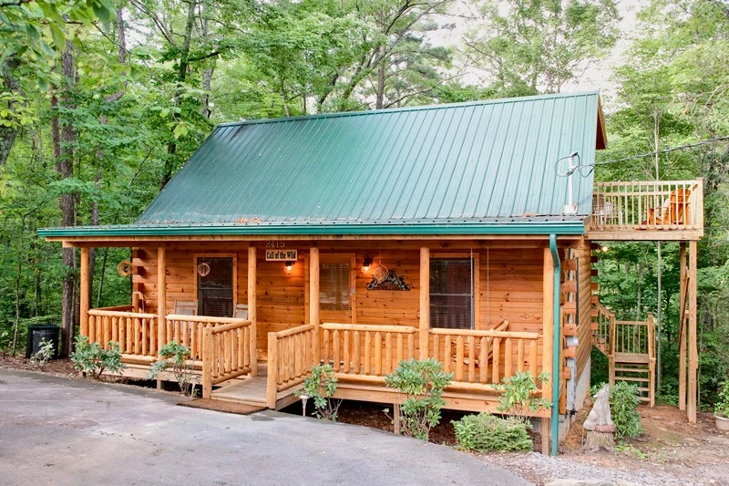 2 bedroom, 2 bathroom cabin in between Pigeon Forge and Gatlinburg
