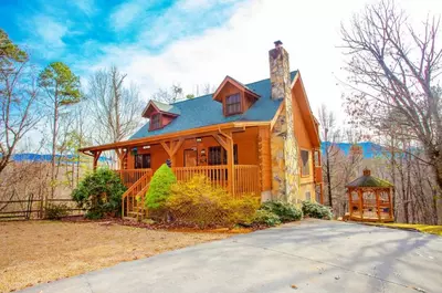 Large Parking Gatlinburg Cabin Rental