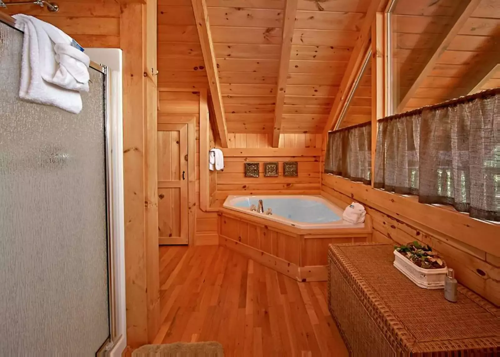  Private en Suite Bath complete with a Jacuzzi tub and walk in shower. 