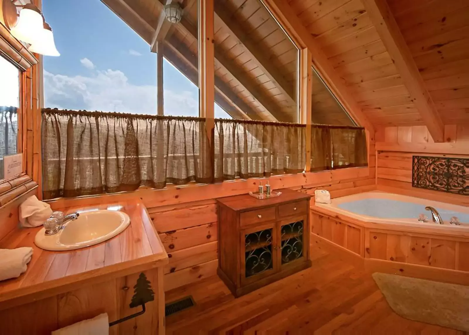  Private en-suite bath with a Jacuzzi tub, walk in shower and beautiful views out the window.