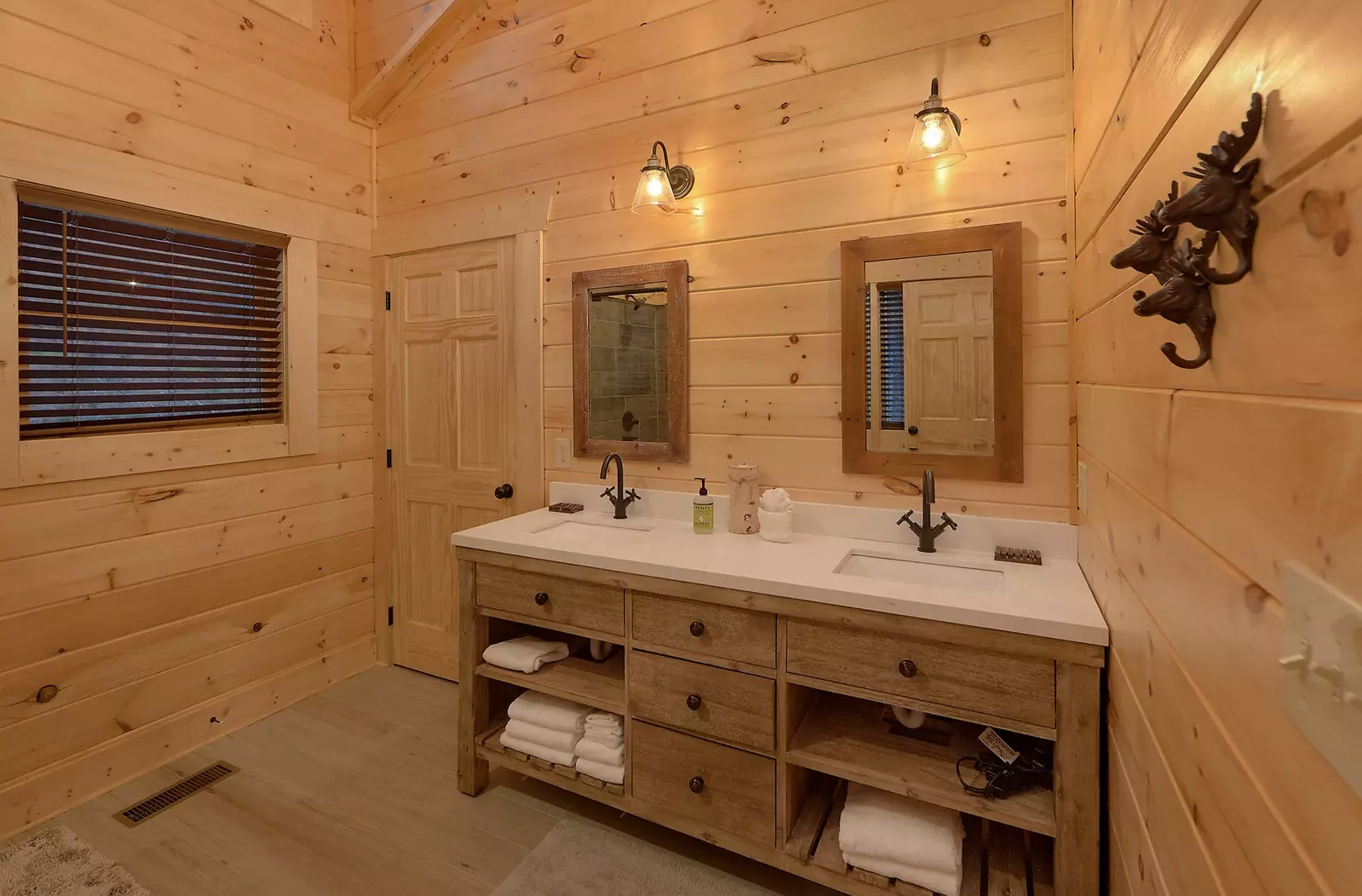 Property image, Interior, of Misty Mountain Adventure Lodge