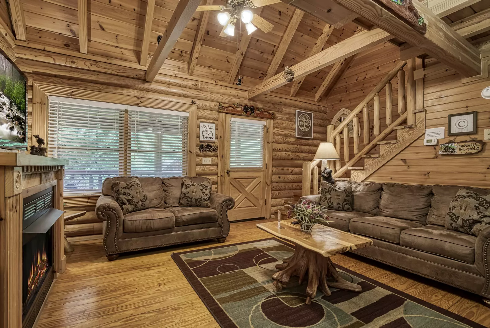 A Smoky Getaway - Living room with hardwood thru out