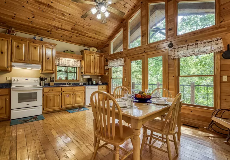 Allen Hideaway dining area and kitchen
