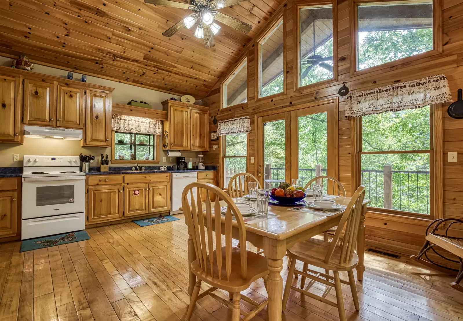 Allen Hideaway dining area and kitchen