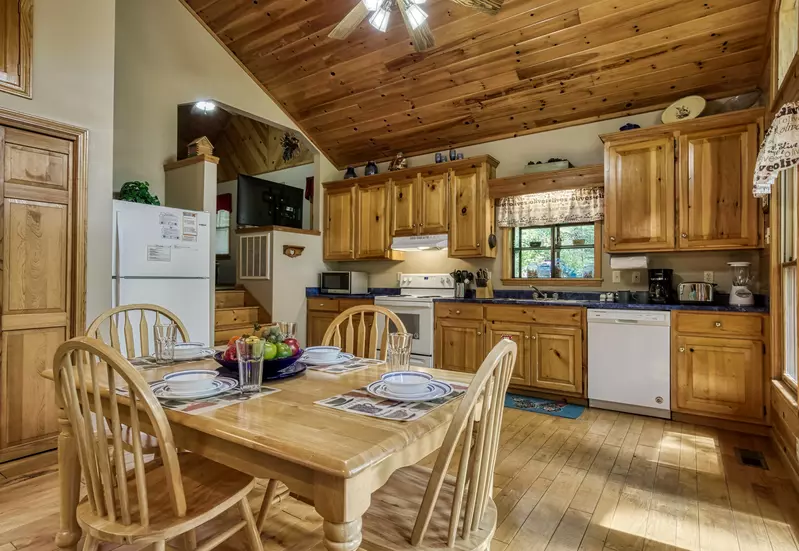 Allen Hideaway dining area and kitchen