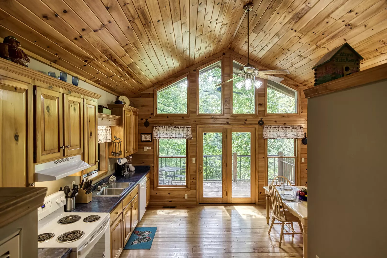 Allen Hideaway kitchen with vaulted ceilings