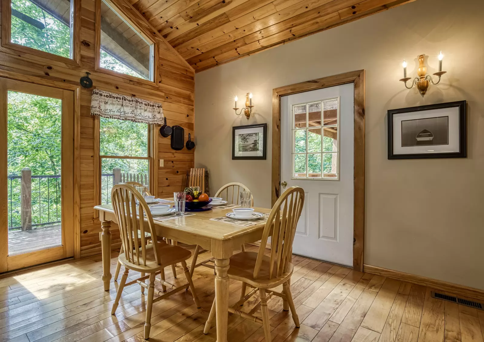 Allen Hideaway dining area