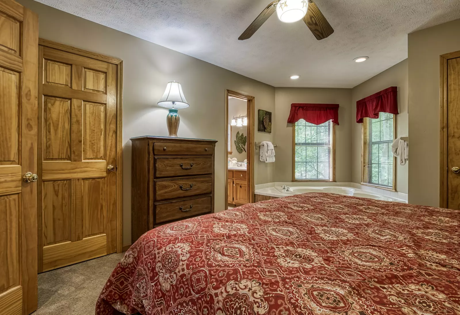 Allen Hideaway bedroom with king size bed