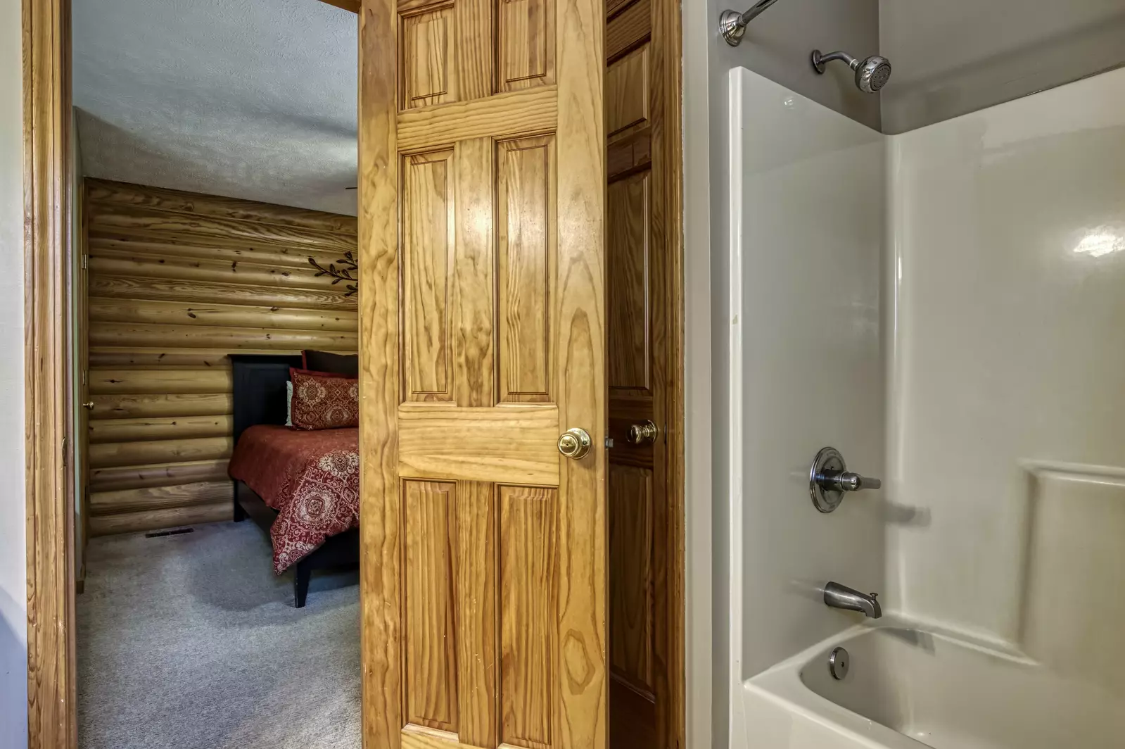 Allen Hideaway bathroom and bedroom