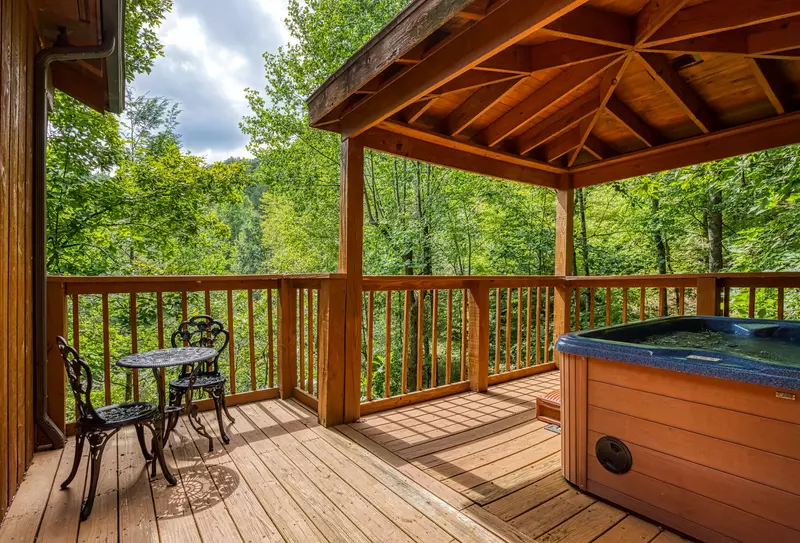 Allen Hideaway back deck with hot tub