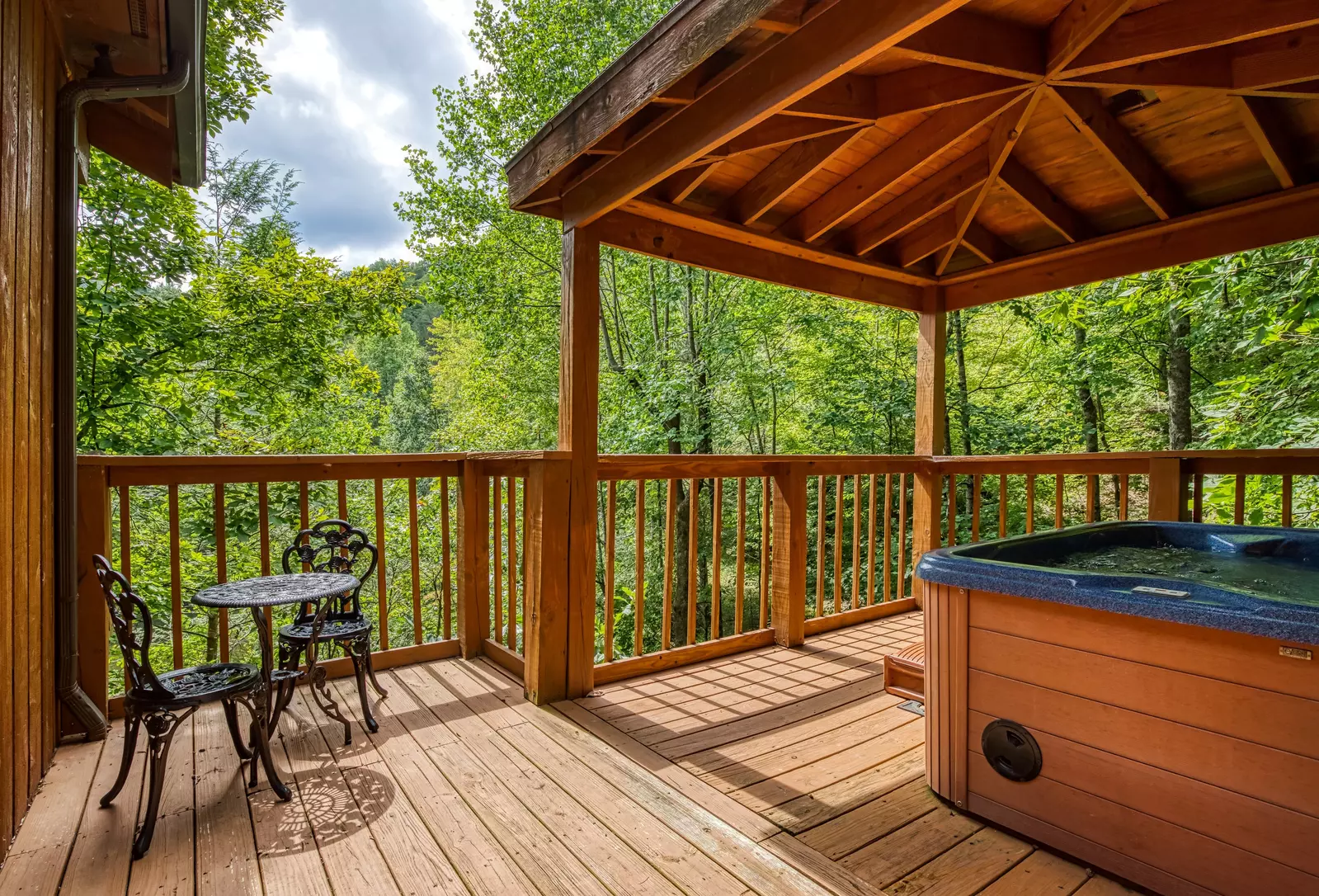 Allen Hideaway back deck with hot tub