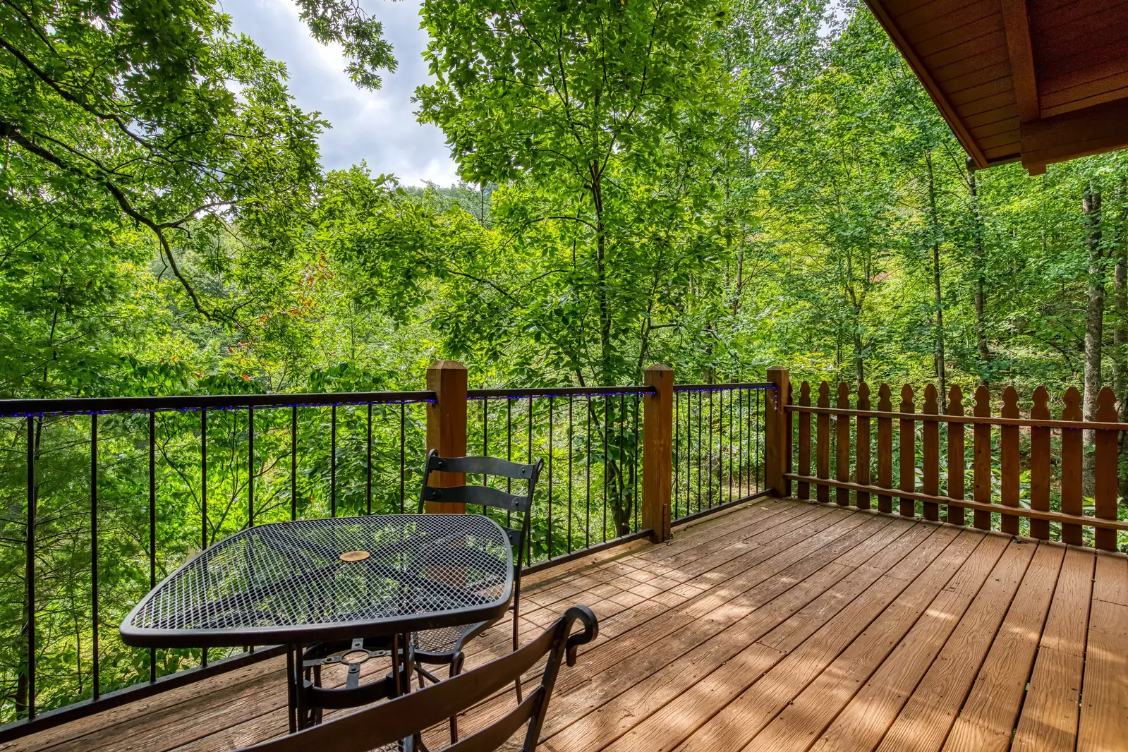 Allen Hideaway back deck with table and chairs