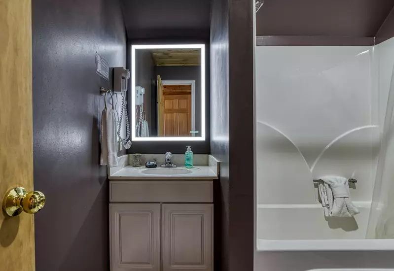 Autumn Colors upper level bedroom with tub/shower combo