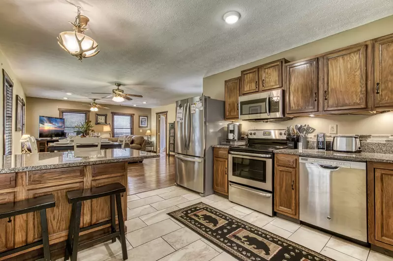 Bear Run - Fully furnished kitchen and bar area
