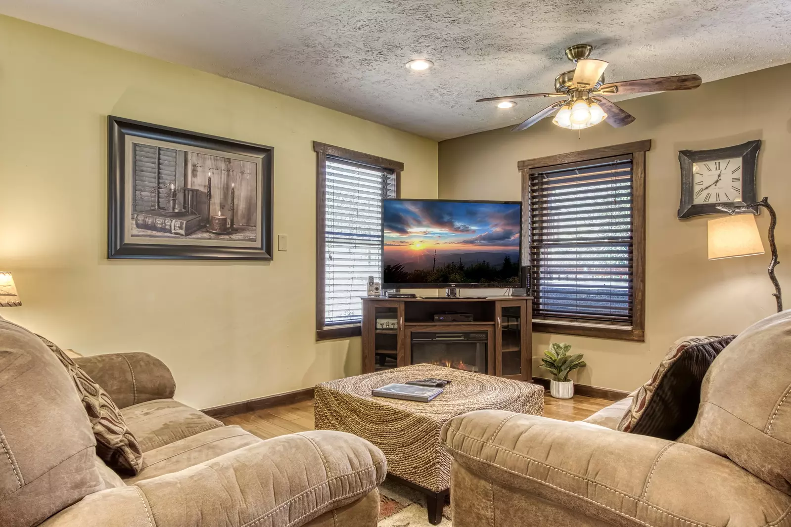 Bear Run - Living room with 55-inch TV