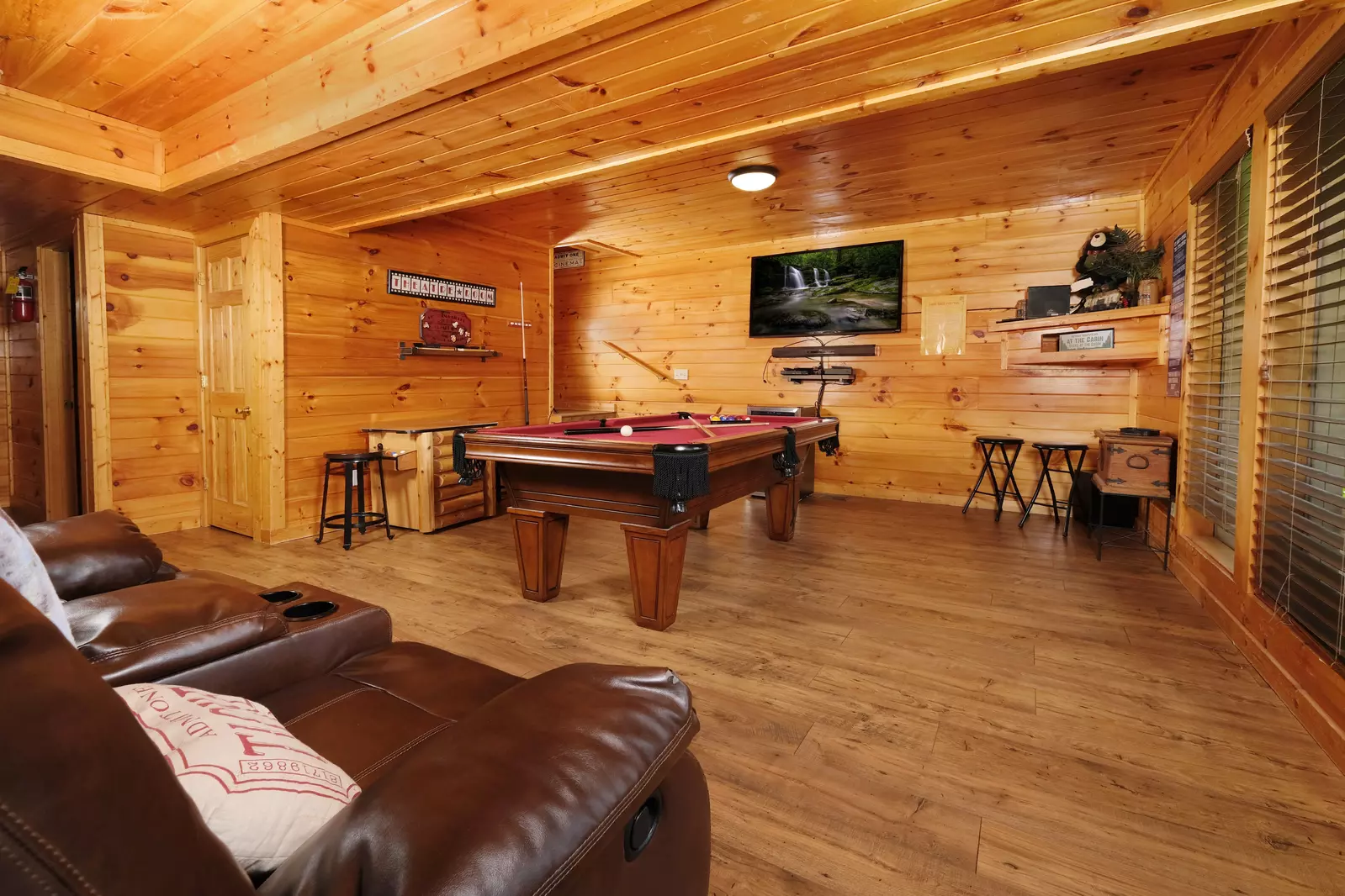 Bearadise Mountain Lodge theater room with pool table