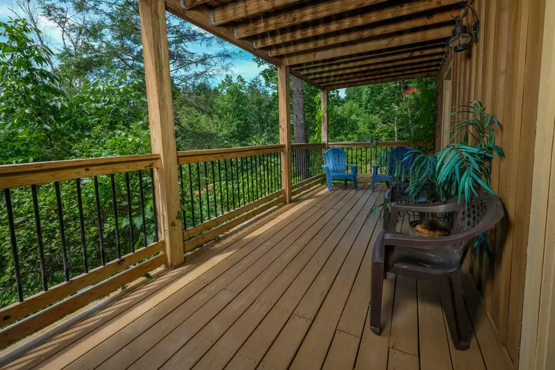 Bearadise Mountain Lodge covered back deck