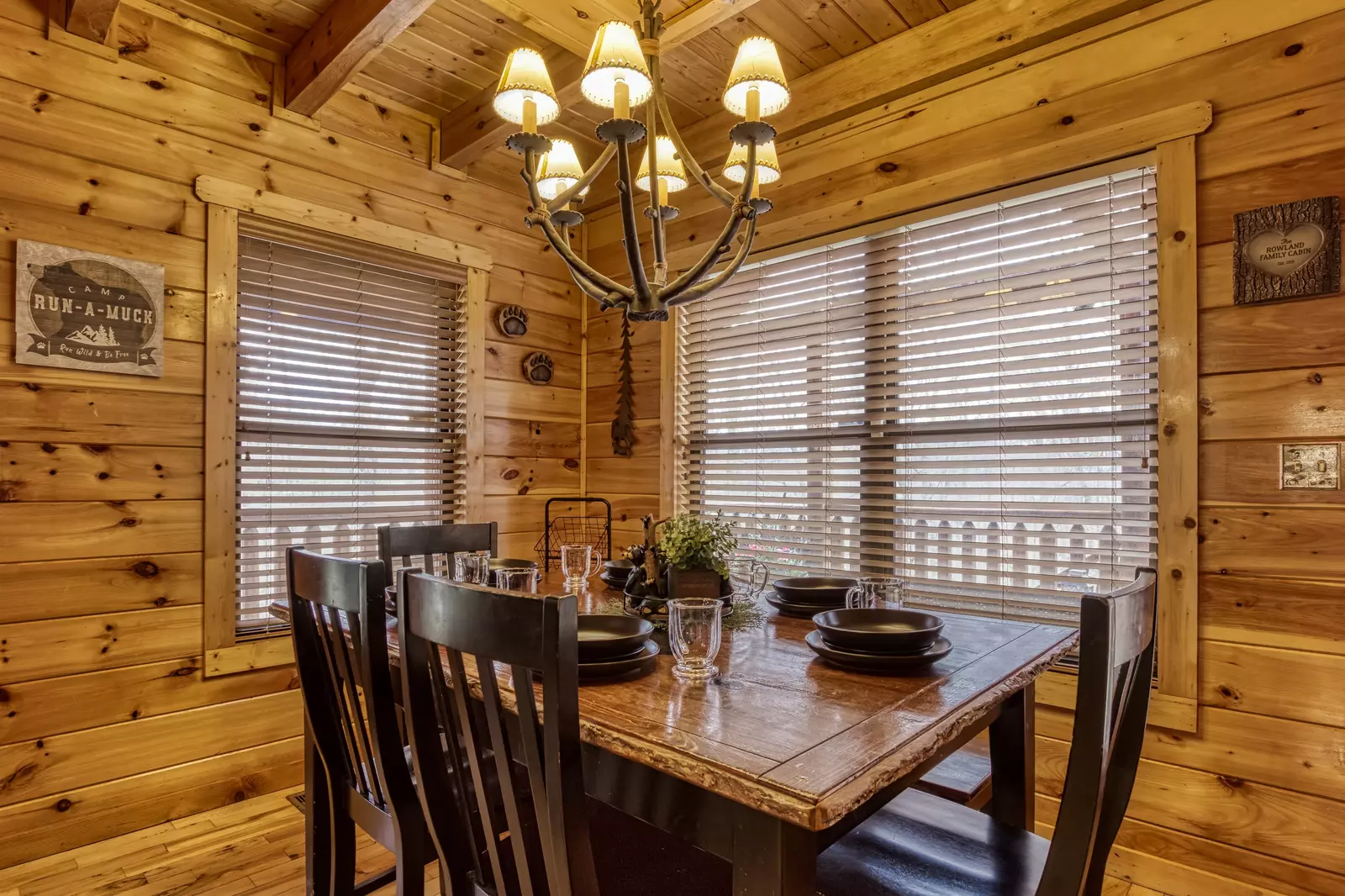 Bearfoots Cozy Cabin dining table