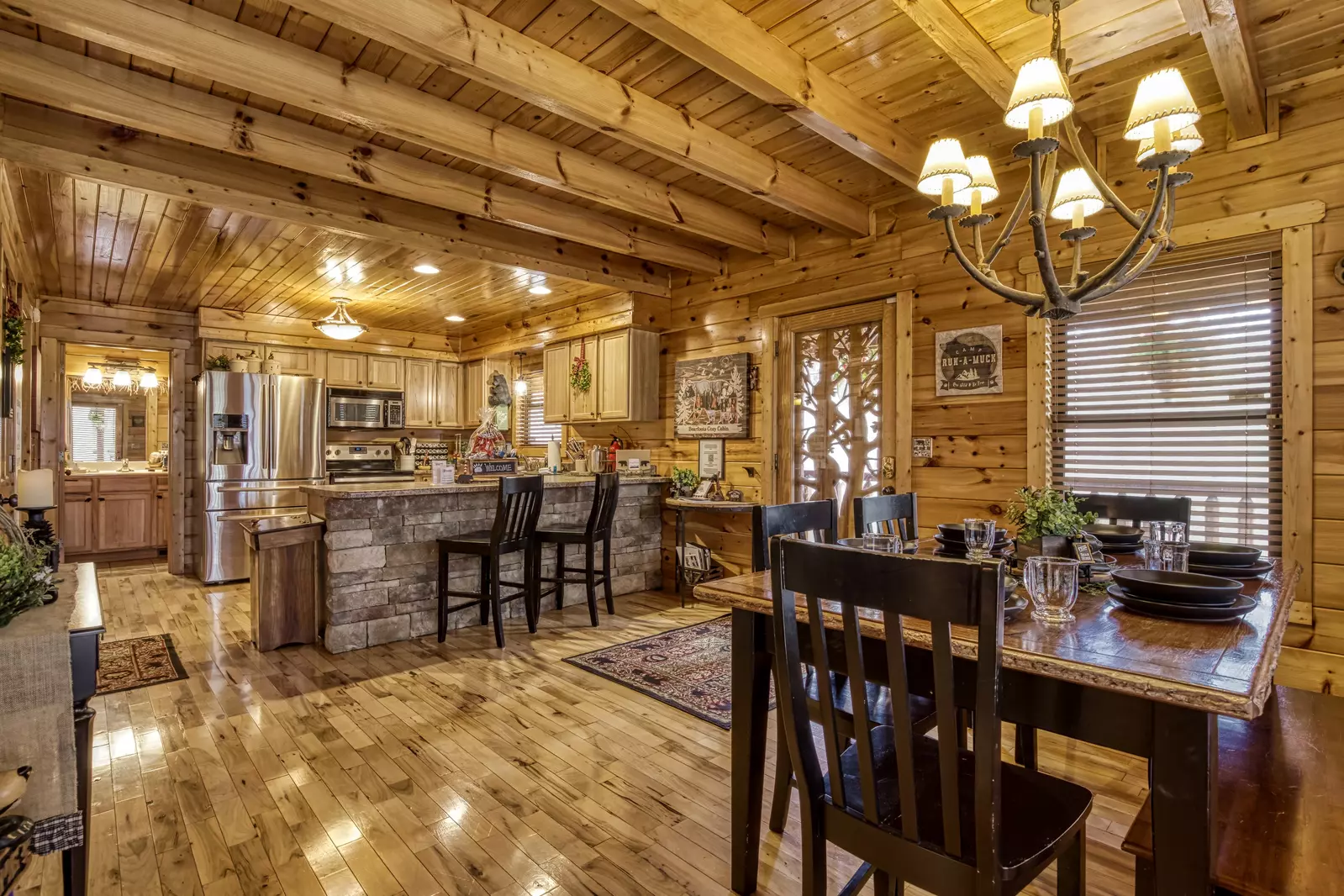 Bearfoots Cozy Cabin living room with seasonal gas fireplace