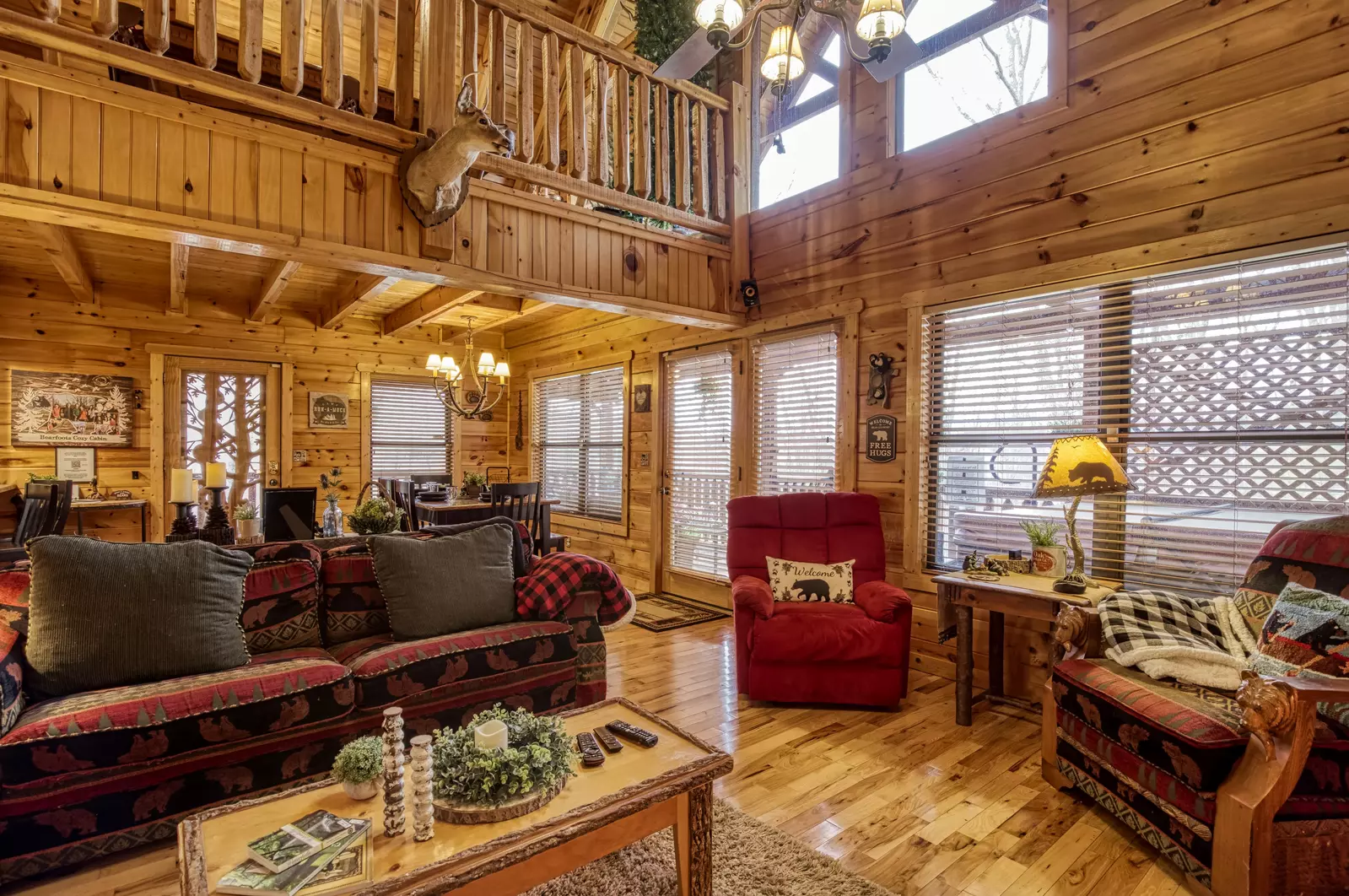 Bearfoots Cozy Cabin living room and loft area