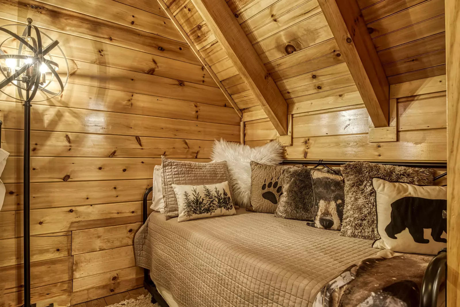 Bearfoots Cozy Cabin upper level trundle bed