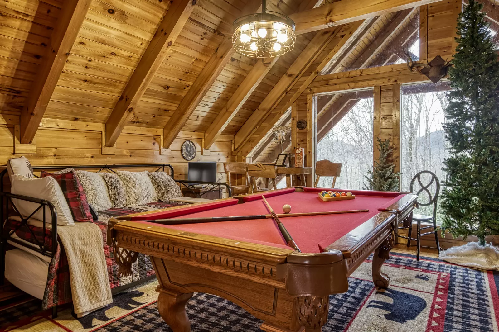 Bearfoots Cozy Cabin loft area game room