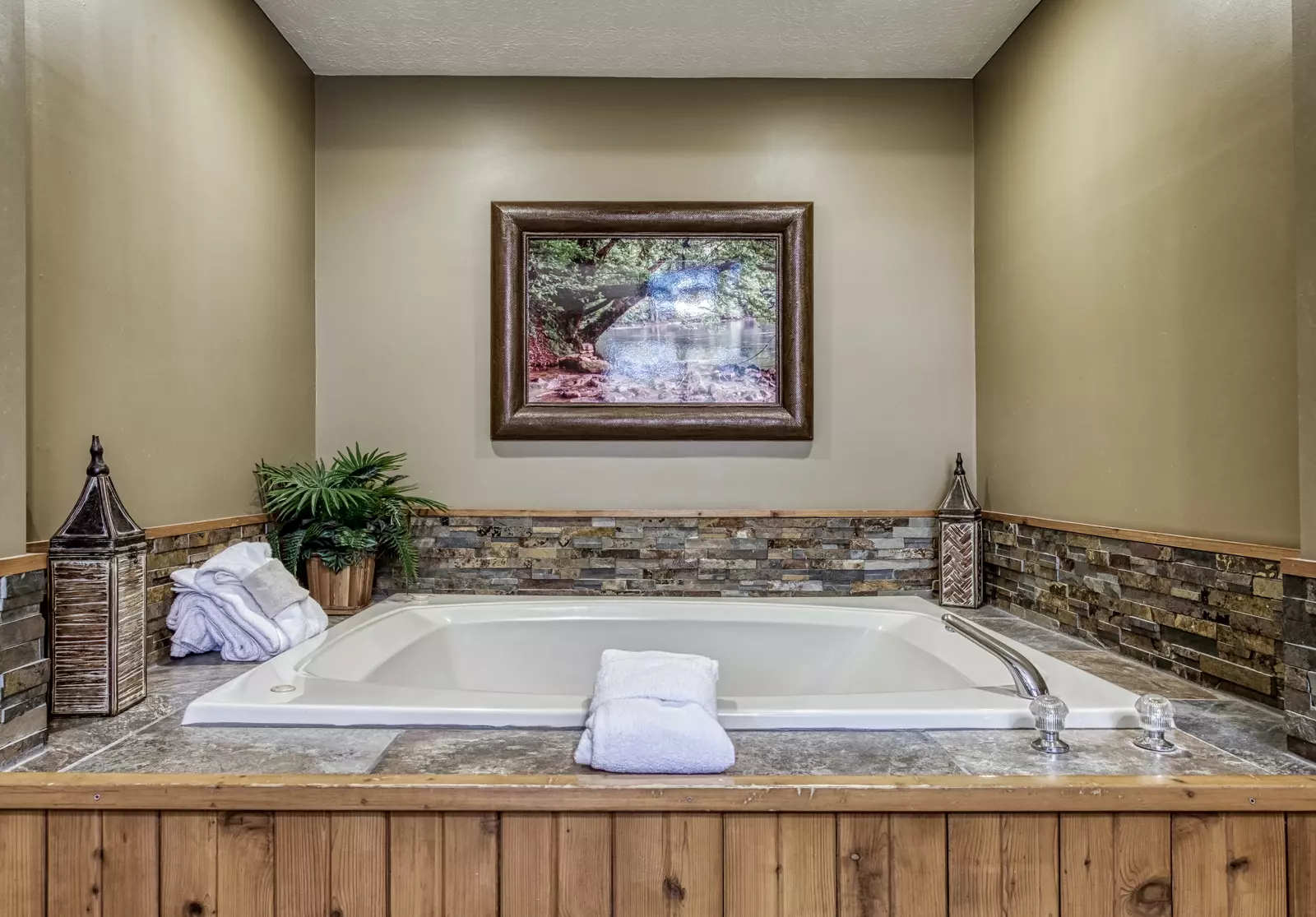 Builtmore Hideaway whirlpool tub