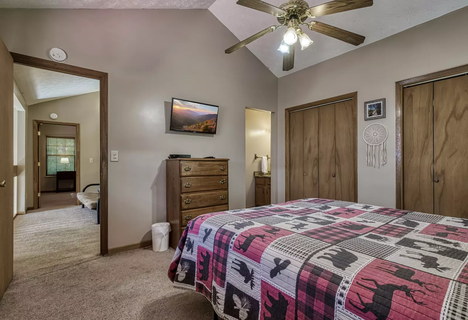 Builtmore Hideaway bedroom with queen size bed