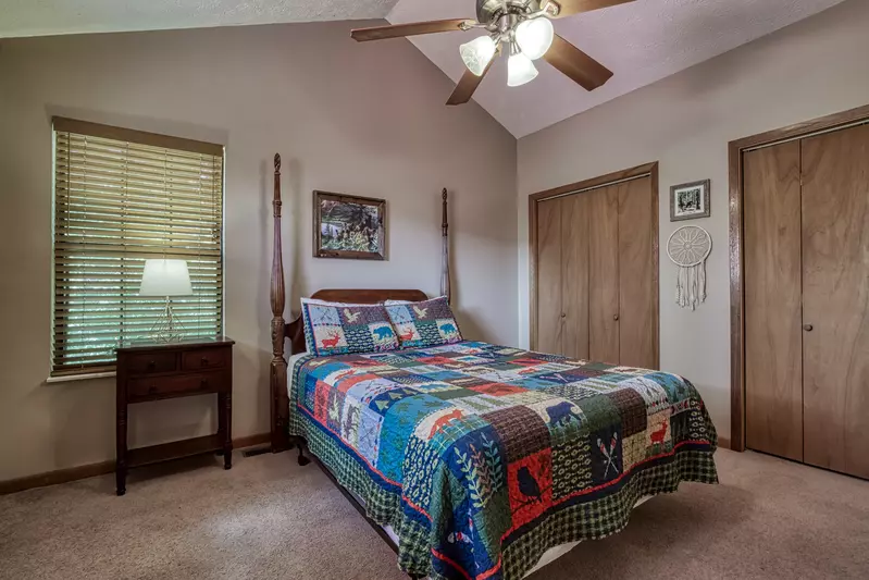 Builtmore Hideaway bedroom with queen size bed