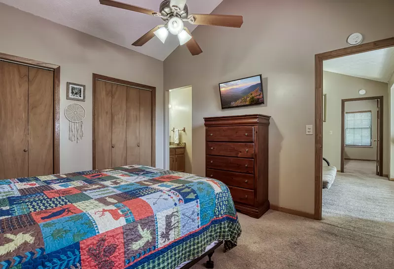 Builtmore Hideaway bedroom with queen size bed