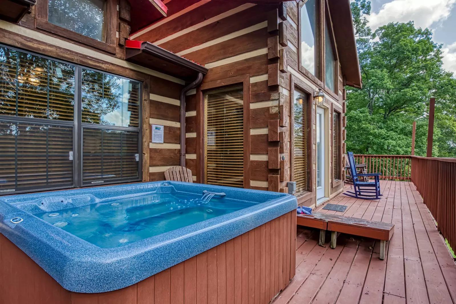 Builtmore Hideaway front deck with hot tub