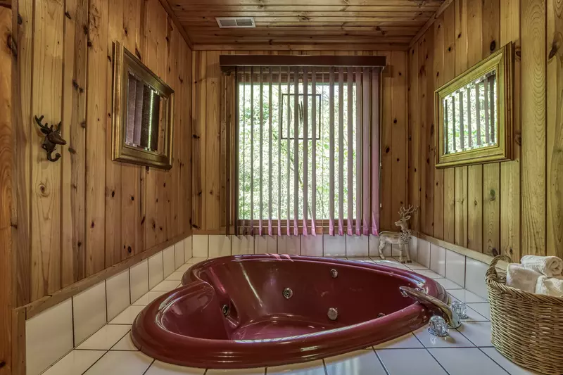 Deer to Dream - Upper level loft area with whirlpool tub