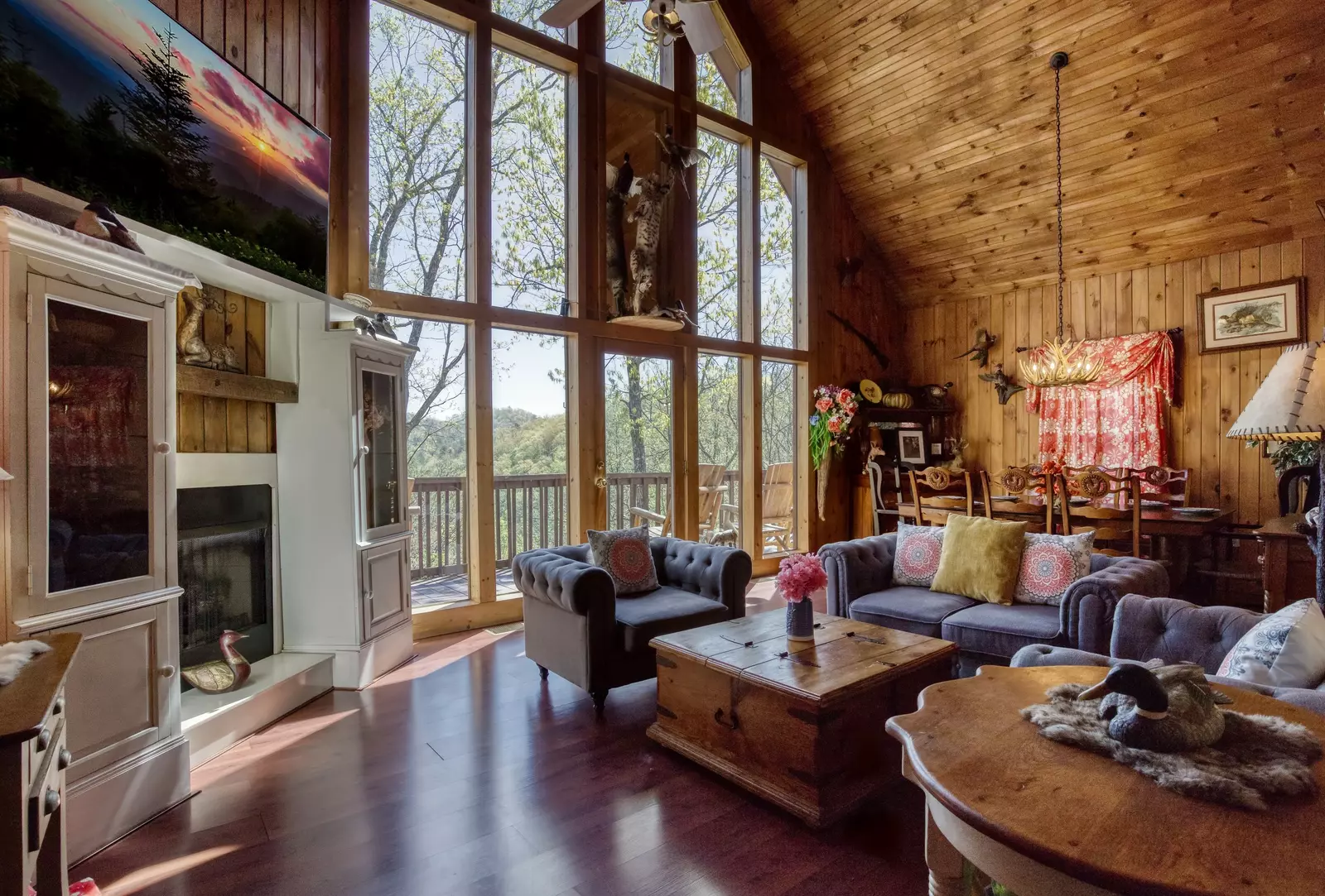 Emerald Forest - Living room with floor to ceiling windows