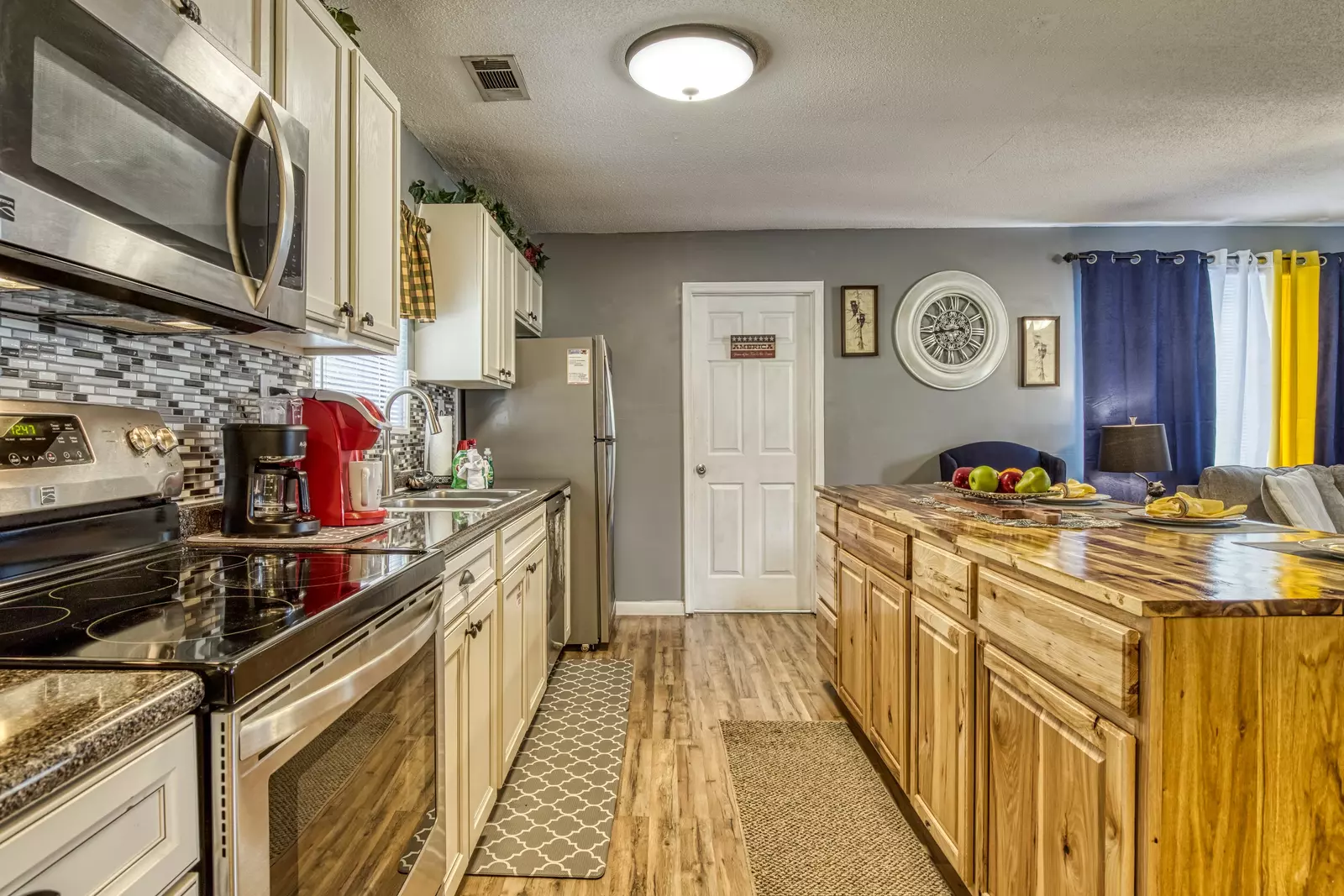 Four Bearoom Cottage kitchen island and fully furnished kitchen