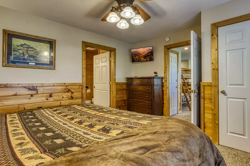 Getaway Mountain Lodge lower level bedroom two with 32 inch TV
