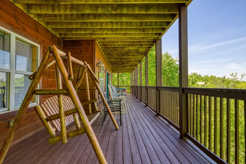 Getaway Mountain Lodge covered back deck with swing