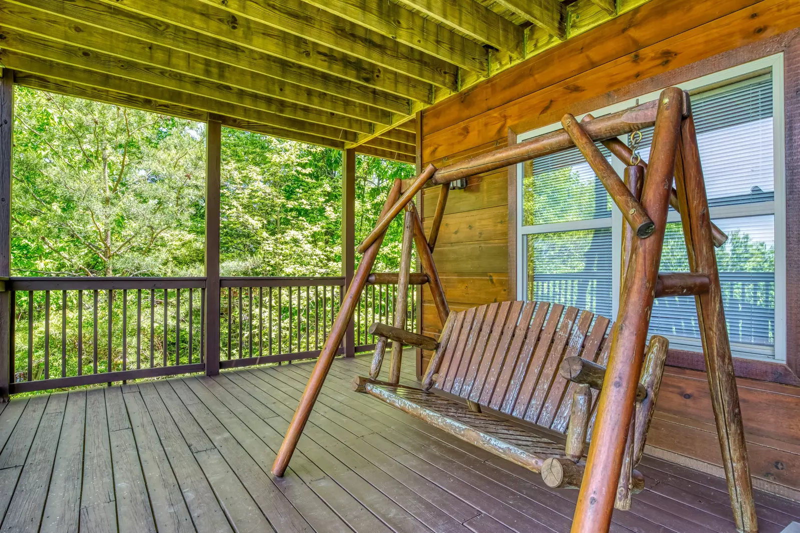 Getaway Mountain Lodge covered back deck with swing