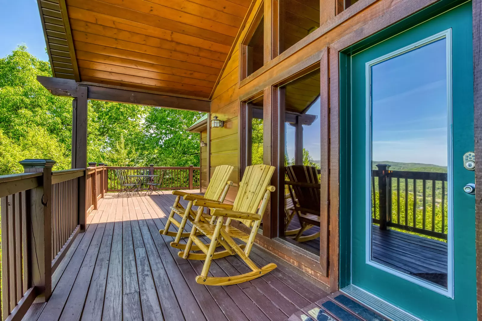 Getaway Mountain Lodge covered entry deck