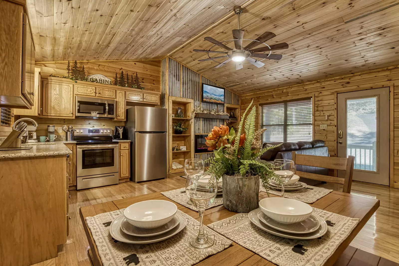 Honeymoon Hideaway dining room and fully furnished kitchen