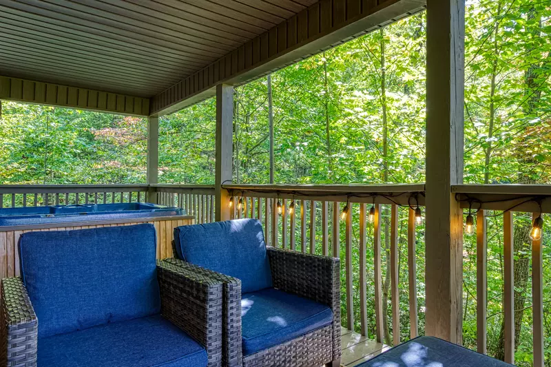 Honeymoon Hideaway covered back deck with outdoor chairs