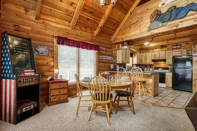 Honey Dreams dining area and fully furnished kitchen