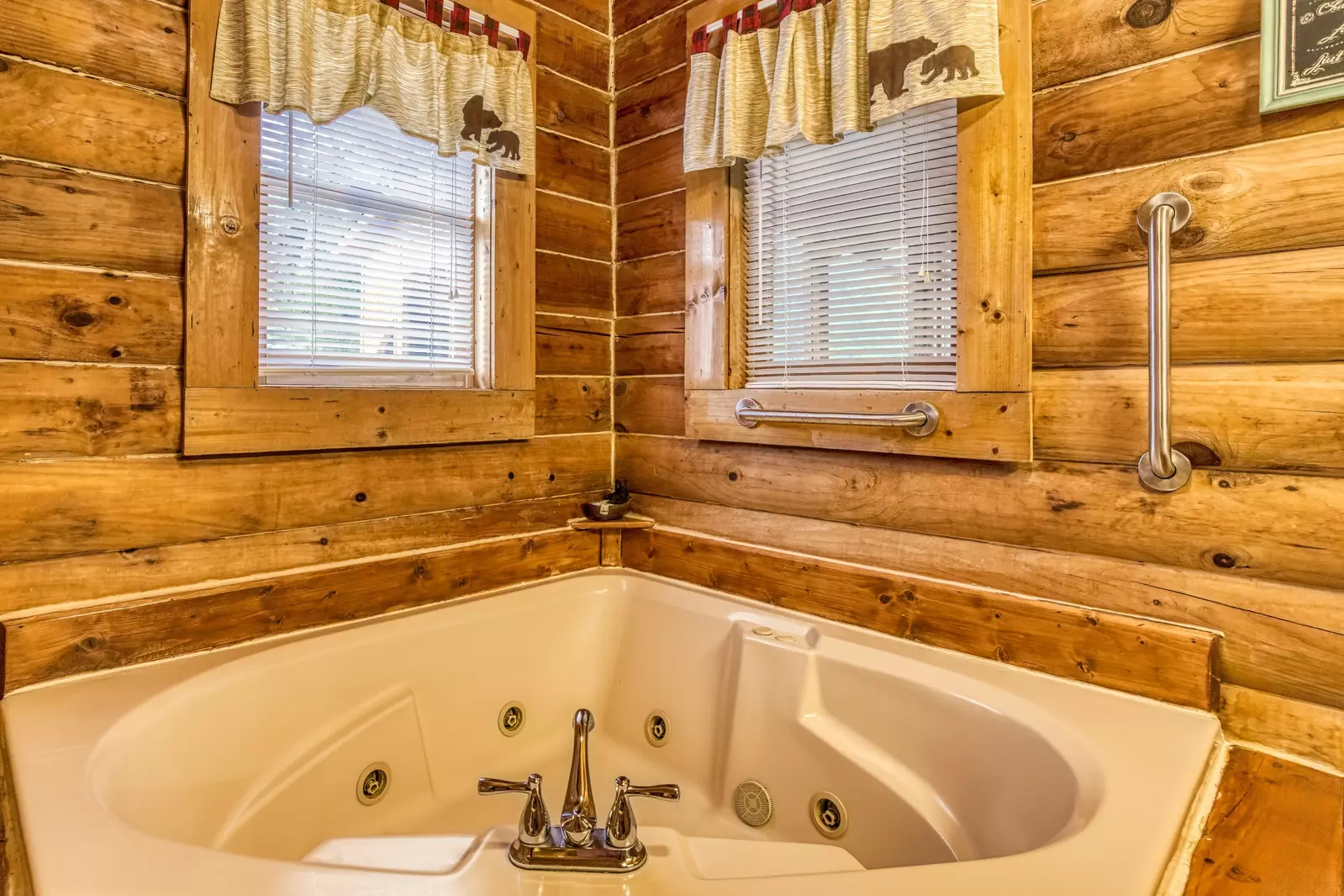 Honey Dreams main level bathroom with Whirlpool tub