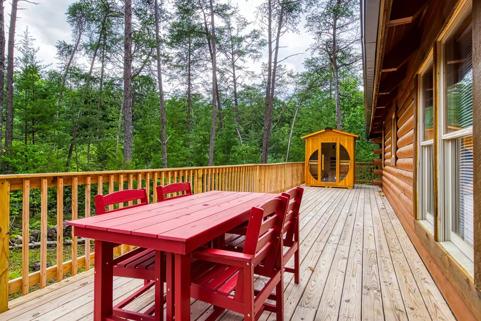 Honey Dreams side deck with table and chairs and sauna