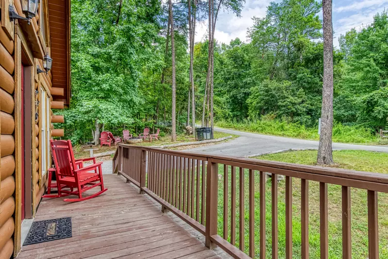 Honey Dreams entry deck with rocking chairs